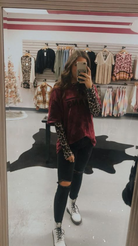 Hi Top Vans Outfit Summer, Women’s Goth Fashion, High Top Vans Outfit Plus Size, Trendy Outfit Ideas Plus Size, Black And White High Top Vans Outfits, Edgy Vans Outfits, Black Jeans And Vans Outfit, Vans T Shirt Outfits, Black Vans Outfit Winter