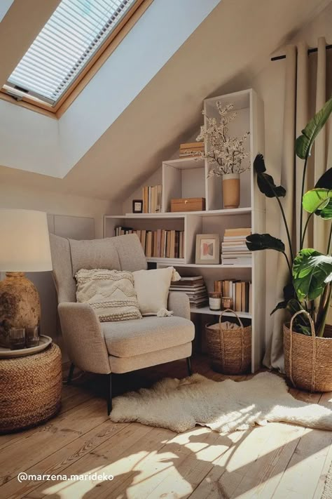 Attic Reading Nook, Attic Room Ideas, Bedroom Corner, Attic Remodel, Loft Room, Attic Bedroom, Attic Rooms, Reading Room, Home Library