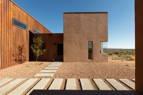 Desert Home Exterior, Modern Adobe House, Modern Adobe, House In The Desert, Mexico Homes, Adobe Architecture, Adobe Interior, Santa Fe House, Desert Architecture