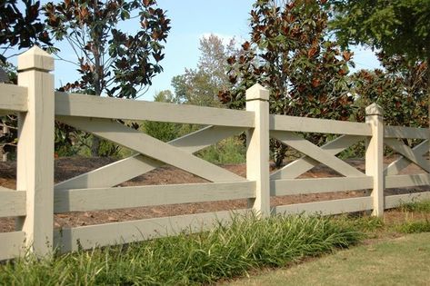 Fence Diy Ideas, Fence Diy, Diy Farmhouse Style, Rustic Fence, Driveway Entrance, Farmhouse Landscaping, Fencing & Gates, Diy Fence, Front Yard Fence