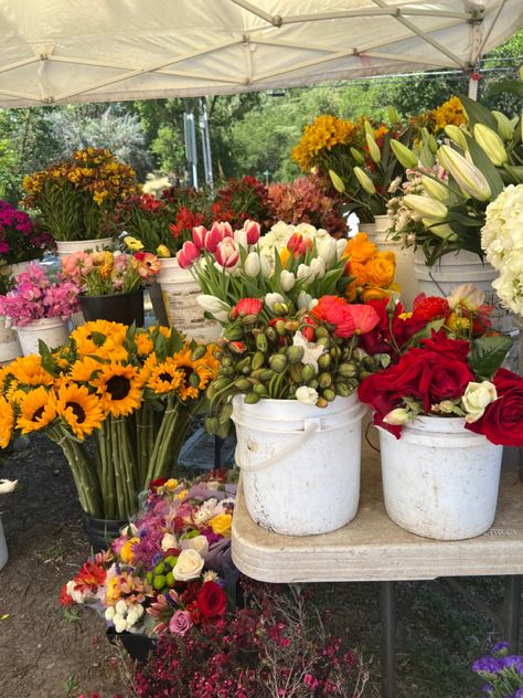 Farm Market Ideas, Farmers Market Stand, Farmers Market Flowers, Flower Shop Decor, Market Flowers, Boquette Flowers, Flower Farmer, Nothing But Flowers, Simple Aesthetic