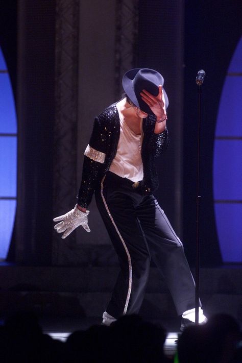 Michael Jackson Hat, Michael Jackson 30th Anniversary, Thriller Michael Jackson, Michael Jackson Costume, Holloween Costumes, Michael Jackson Dance, Boo Thang, Michael Jackson Wallpaper, Photos Of Michael Jackson