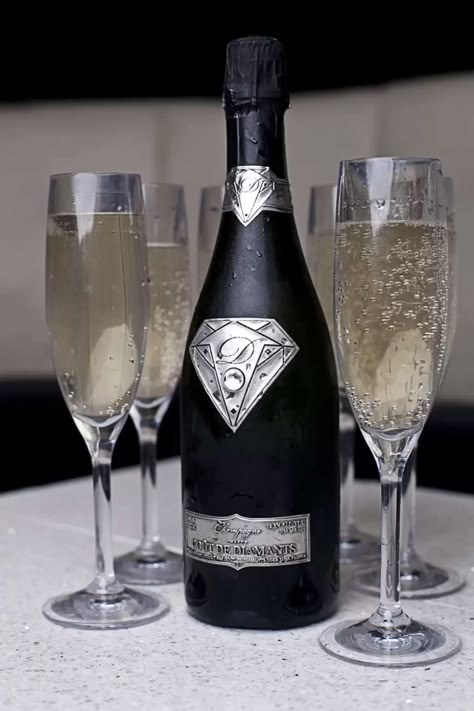 Expensive Drinks, Expensive Champagne, Glasses For Wedding, Expensive Food, But First Champagne, Luxury Drinks, Personalized Champagne Glasses, Champagne Brands, Liquor Glass