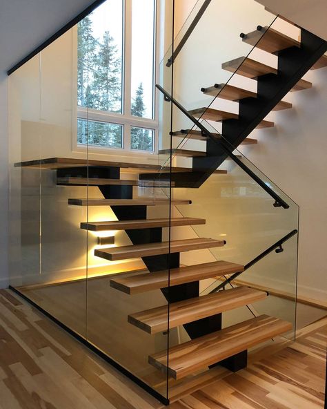 30 Floating Staircase Ideas for a Modern Home Aesthetic | Design Inspiration - placeideal.com Floating Stairs Modern, Stair Railing Makeover, Modern Stair Railing, Staircase Design Modern, Stairs Design Interior, Interior Staircase, Escalier Design, Glass Stairs, Stair Design