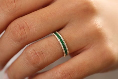 Emerald Ring Design, Emerald Anniversary, Emerald Wedding Band, Smaragd Ring, Emerald Band, Inexpensive Jewelry, Emerald Style, Emerald Wedding, Gold Armband