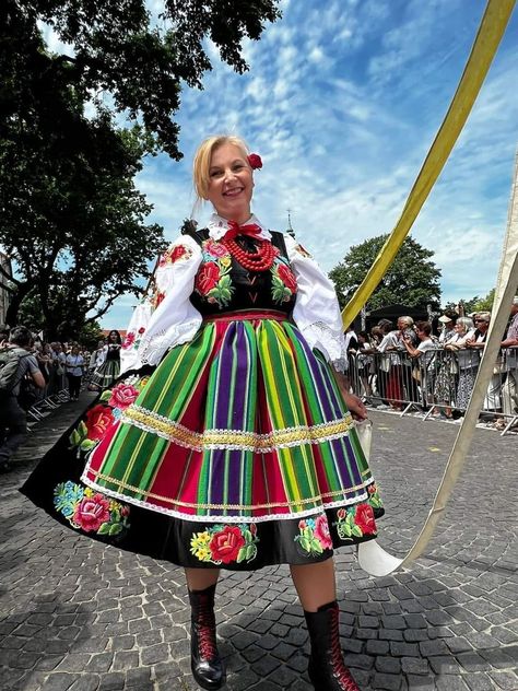 Worldwide Traditional Culture & Costumes 🎭 | Poland 🇵🇱 Poland Culture, Traditional Culture, Central Europe, Folk Costume, Poland, Favorite Places, Beauty