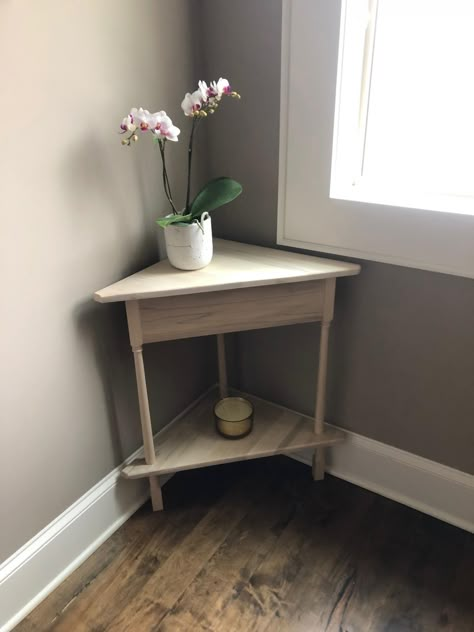 Small Corner Entry Table, Landing Corner Ideas, Small Corner Tables For Bathroom, Corner Stool Decor, Table On Stair Landing, Stairway Corner Decor, Too Of Stairs Landing Decor, Stair Landing Corner Decor, Decorate Small Stair Landing