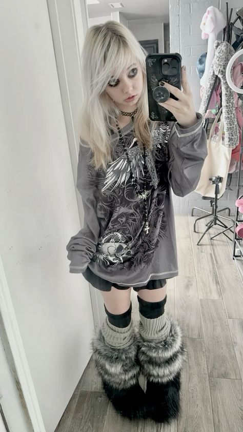 Alt Clothing Aesthetic, Grey Y2k Outfit, Drain Core Outfits, Alt Y2k Aesthetic, Drainer Core Outfits, Emo Fit Ideas, Y2k Punk Outfits, Emo Girl Fashion, Emo Y2k Outfits