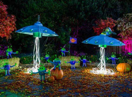 DIY FLYING SAUCER INVASION PUMPKINS - Orly Shani and Paige Hemmis are teaming up to make some unique Halloween decorations. Diy Flying Saucer, Alien Pumpkin, Unique Halloween Decorations, Halloween Camping, Alien Party, Alien Halloween, Nail Art Halloween, Adornos Halloween, Halloween Tattoo