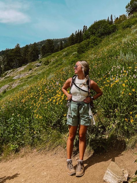 Spring Hiking Outfits, Wander Outfit, Backpacking Outfits, Hiking Outfit Ideas, Granola Girl Outfits, Camping Outfits For Women, Hiking Girl, Cute Hiking Outfit, Outdoor Outfits