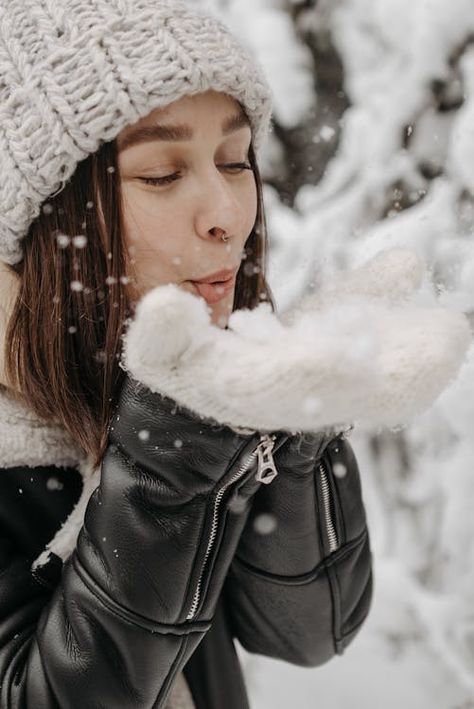 Winter Outdoor Photoshoot, Photoshoot In Winter, Winter Birthday Ideas, Indoor Picnic, Winter Portraits, Teen Trends, Winter Photoshoot, Winter Festival, Winter Birthday