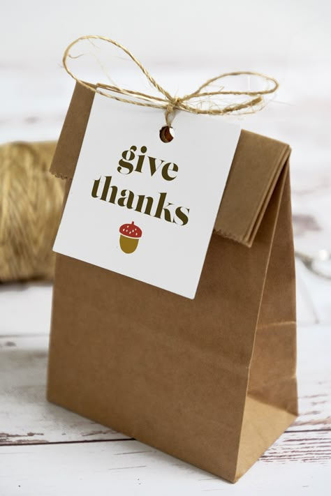 Thanksgiving Goodie Bags For Adults, Thanksgiving Gift Bags, Thanksgiving Goodie Bag, Paper Bags Ideas, Brown Packaging, Thanksgiving Gift Ideas, Free Printable Thanksgiving, Thanksgiving Gift Tags, Decorated Gift Bags