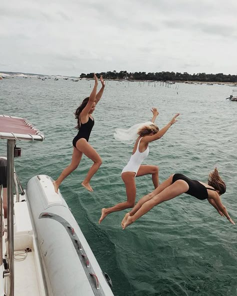 Boat Bachelorette Party, Bachelorette Party Lake, 2025 Goal, Pontoon Party, Lake Weekend, Tour Design, Bachelorette Inspo, Toast On The Coast, Bach Weekend