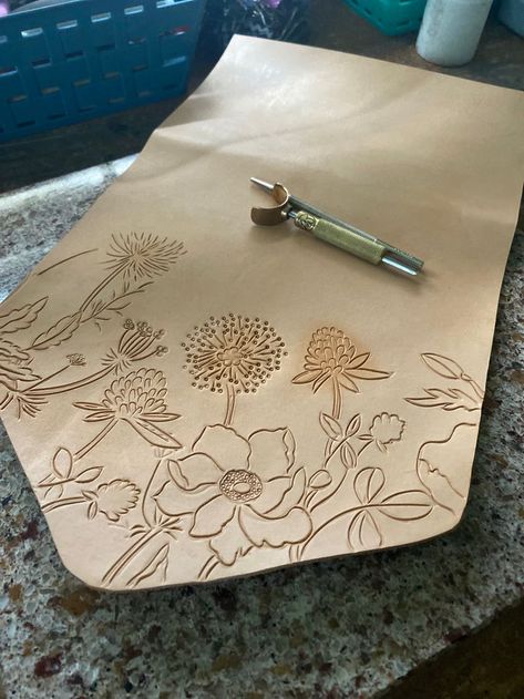 Leather Working Designs, How To Do Leather Work, Leather Designs Pattern, Leather Tooling Tutorial, Leather Work Designs, Floral Tooling Patterns, Tooled Leather Flowers, Leather Work Patterns, Floral Leather Tooling Patterns