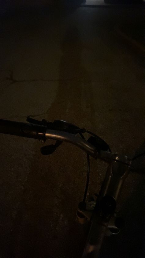 Night Rides Bike, Bycicle Photo Ideas, Late Night Bike Ride Aesthetic, Bike Riding At Night, Bike Night Ride, Late Night Bike Rides, Late Night Snap, Highlights Pfp, Riding Bike Aesthetic