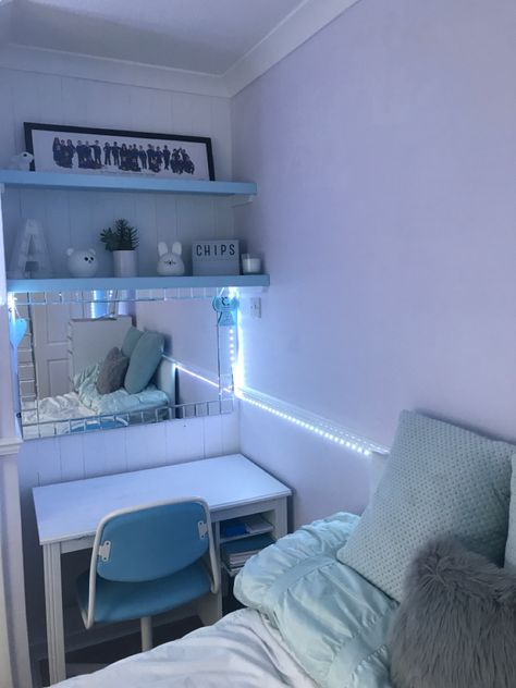 Light Blue Decor Bedroom, Blue Theme Room Bedrooms, Bedroom Aesthetic Light Blue, Blue And White Room Bedroom Aesthetic, Blue Color Schemes Bedroom, Light Blue Room Aesthetic Ideas, White Blue Room Aesthetic, White And Light Blue Bedroom Ideas, Blue And White Desk Aesthetic