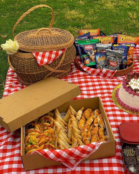 Picnic Food Packing Ideas, Picnic Food Ideas Aesthetic, Piknik Aesthetic, Picnic Aesthetic Ideas, Picnic Basket Ideas, Spring Date Ideas, Picnic Date Food, Date Food, Picnic Activities