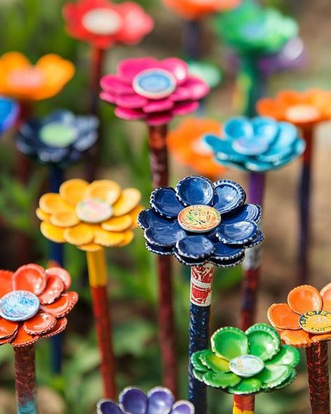 Transform boring bottle caps into stunning garden decor with this easy guide Bottle Cap Art Projects, Bottle Cap Mosaic Ideas, Repurposed Bottle Caps, Bottle Cap Pictures, Beer Can Flowers, Easy Garden Art, Plastic Bottle Tops Crafts, Bottle Cap Flowers Diy, Bottle Cap Art Ideas