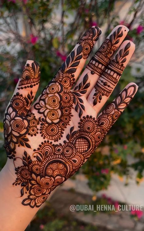 Mehandi Palm Designs Simple, Right Hand Palm Mehndi Design, Henna Designs For Palm Simple, Mehandi For Palm, Henna Tattoo Designs Hand Palm, Aesthetic Palm Mehndi Design, Aesthetic Mehendi Designs For Hands, Aesthetic Mehndi Design For Palm, Bridal Mendhi Designs Latest