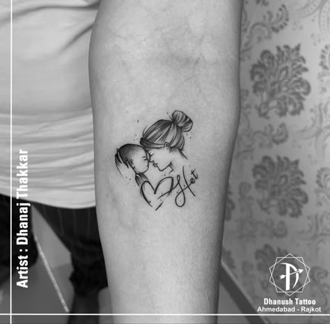 Newborn Daughter Tattoo, Mother Babyboy Tattoo, Minimal Tattoo Mom And Son, Tattoo For Mum And Son, Unique Son Tattoo For Mom, Tattoo Idea For Moms With Sons, Tattoo Of Son, Mon Son Tattoo, Mom N Son Tattoo Ideas