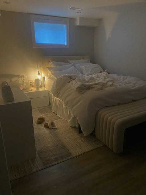 Nice Aesthetic Bedrooms, Clean Small Room Aesthetic, Small Room Clean Aesthetic, Modern Room Inspiration, Bedroom Ideas Old House, Ceiling Lights Bedroom Aesthetic, Bedroom Inspo Clean Girl, Bedroom Ideas Light Colors, Clean Small Room