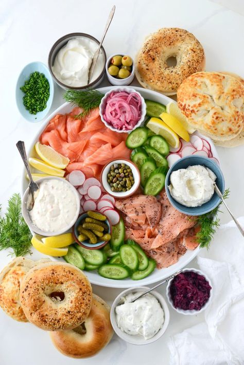 Bagel and Lox Brunch Spread Locs And Bagels, Bagel Spread Brunch, Lunch Brunch Food, Bagel And Lox Board, Bagel Platter Ideas, Lox Bagel Board, Brunch Spread Ideas, Bagel Spread Recipes, Brunch Table Ideas