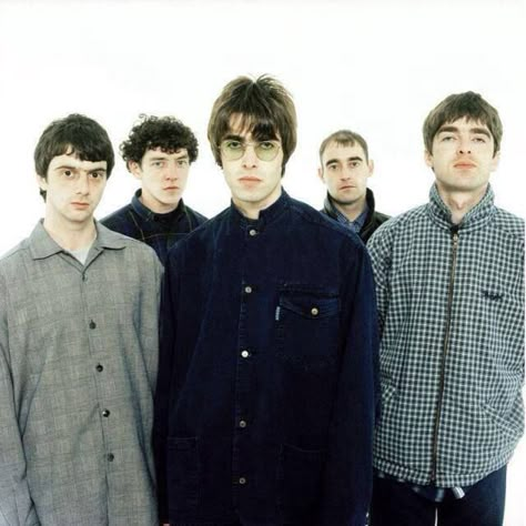 Oasis Brit Pop Music, Liam Oasis, Oasis Style, Oasis Album, Oasis Music, Liam Gallagher Oasis, Band Photoshoot, Definitely Maybe, Oasis Clothing