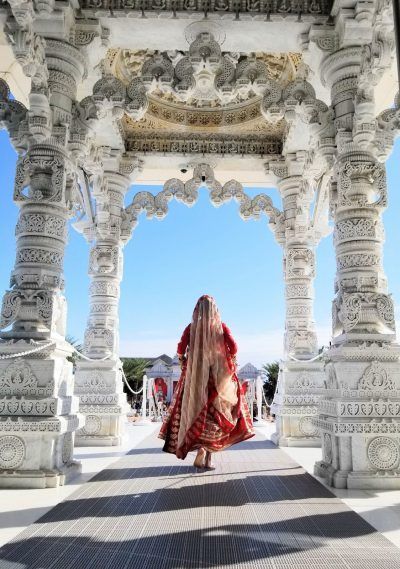 A Stunning Temple Wedding With The Bride In Her Mother's Gorgeous 30-Year Old Outfit! | WedMeGood Asian Wedding Decor, Indian Wedding Pictures, Temple Wedding Photography, Temple Marriage, Indian Marriage, Santorini Sunset, Indian Wedding Planner, Stylish Bride, Mother Wedding