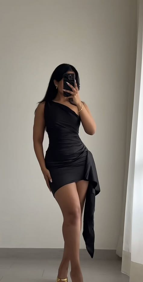 Summer Dresses Dinner, Classy Birthday Outfit Ideas, Simple Birthday Dress Ideas, Black Dress Birthday Outfit Classy, Black Birthday Dress Classy, Black Graduation Outfit, Dress To Wear To A Wedding As A Guest, Short Dresses Formal Elegant, Black Mini Dress Aesthetic