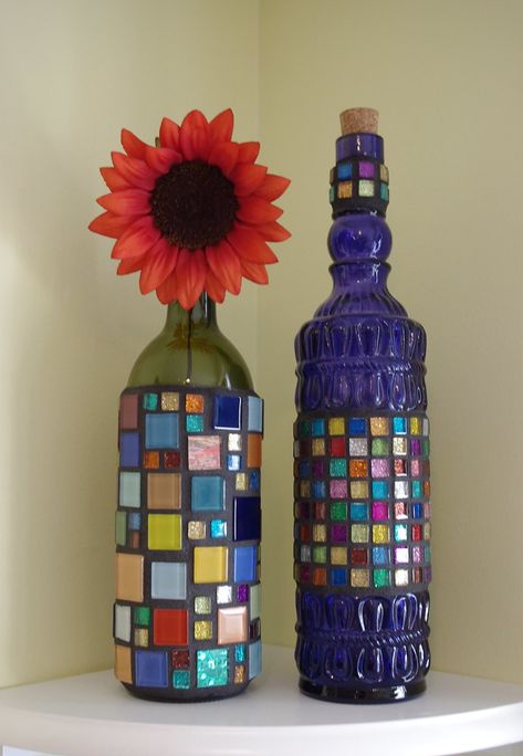 Mosaic Bottles, Mosaic Tray, Mosaic Pots, Mosaic Vase, Mosaic Madness, Wine Bottle Art, Altered Bottles, Glass Bottle Crafts, Mosaic Garden