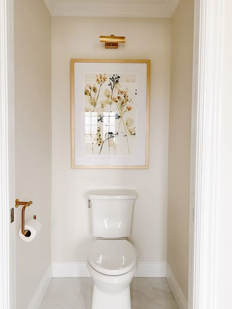 Guest Bath Wall Decor, Cottage Half Bathroom Ideas, Simple Half Bathroom, Master Bathrooms Decorations, Small Powder Bathroom, Half Bath Decor, Wc Decoration, Bad Inspiration, Toilet Room