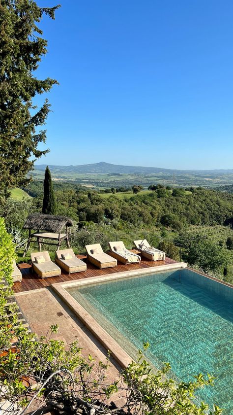 Villa In Tuscany, Tuscany Italy Aesthetic, Tuscany Home, Tuscany House, Backyard Goals, Homes In Italy, Tuscany Villa, Dream Mansion, Tuscan Villa