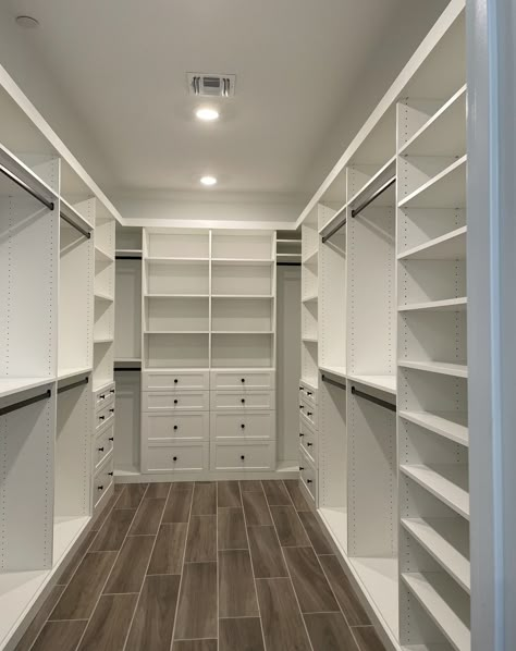 Closet Interior Design, Walkin Closets Design, Diy Walk In Closet, Organizing Walk In Closet, Closet Interior, Master Closet Design, Closet Idea, Small Walk In Closet, House Closet