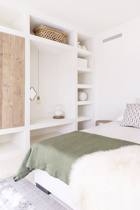 Ibiza Bedroom Ideas, Brick Closet, Ibiza Bedroom, Bedroom Design Ideas Simple, Simple Bedroom Design Ideas, Greek Decor, Thasos, Stylish Bedroom Design, Simple Bedroom Design