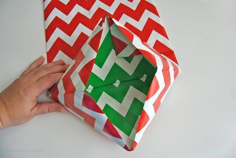 Gift Bag From Wrapping Paper, Bag From Wrapping Paper, Diy Gift Bags From Wrapping Paper, Diy Gift Bags Paper, Make A Gift Bag, Diy Treat Bag, How To Make A Gift Bag, Christmas Gift Wrapping Diy, Chip Recipes