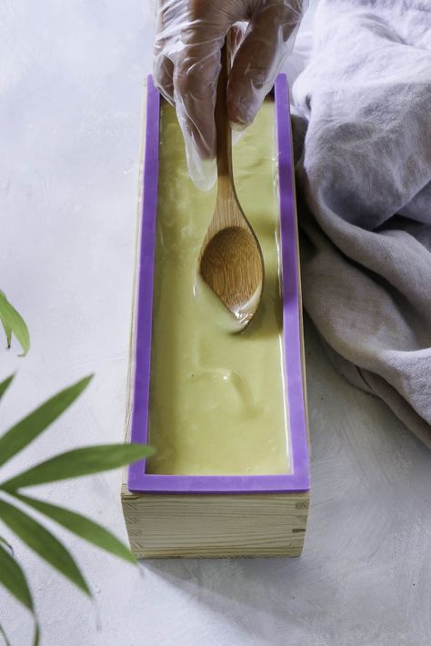 Olive Oil Soap Recipe, Milk Oatmeal, Savon Diy, Soap Queen, Săpunuri Handmade, Cold Process Soap Recipes, Soap Tutorial, Oatmeal Milk, Swirl Soap