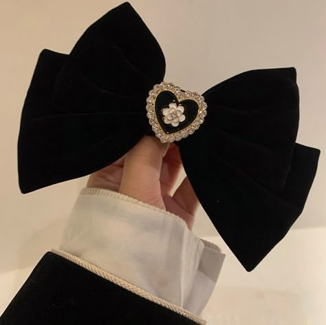 Pretty Hair Accessories, Vintage Accessories Aesthetic, Hair Accessories Aesthetic, Vintage Hair Bows, Bows For Hair, Black Hair Bow, Cute Hair Bows, French Accessories, Velvet Accessories