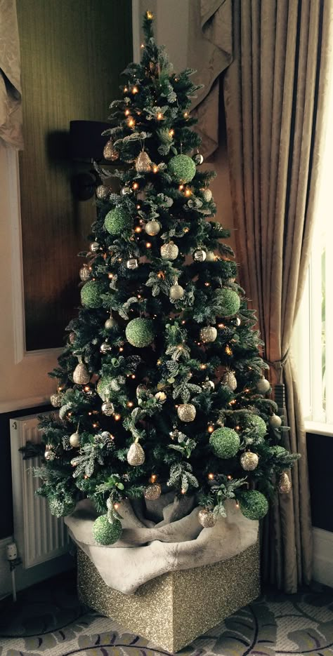 Green Christmas Decorations, Green Christmas Tree Decorations, Christmas Tree Inspo, Ideas Christmas Tree, Green Xmas, Christmas Tree Decorating Themes, Creative Christmas Trees, Christmas Themes Decorations, Christmas Tree Inspiration