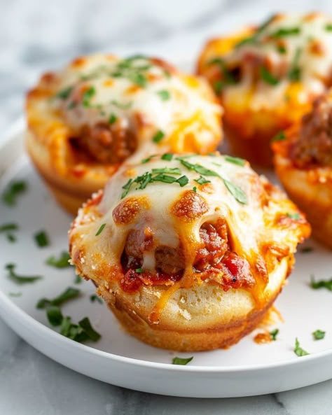 Made these for a tailgate party and man were they are hit! Savory Cupcakes, Finger Sandwich, Pizza Cups, Quick Family Meals, School Recipes, Mini Pizzas, Appetizers Easy Finger Food, Best Appetizer Recipes, Finger Foods Easy