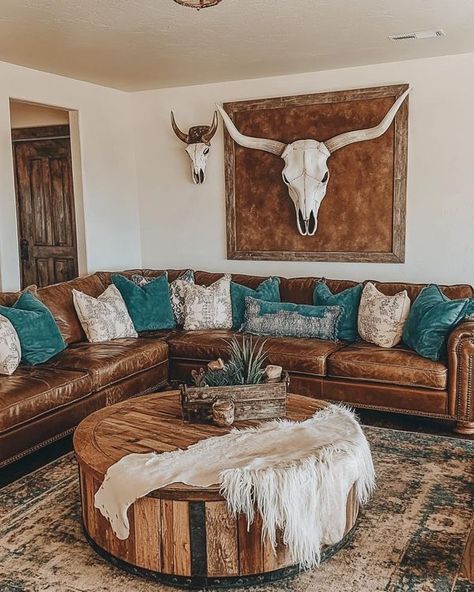 Cow lovers Western Chic Living Room, Western Living Room Decorating Ideas, Cowboy Living Room, Western Apartment Decor, Boho Western Living Room, Western Living Room Ideas, Western Style Living Room, Masculine Home Decor, Western Living Rooms