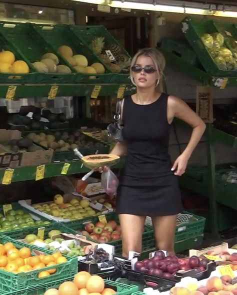 Grocery Shopping Aesthetic, Josefine Vogt, Shopping Aesthetic, Look Legging, Nyc Summer, Models Off Duty Style, Viral On Tiktok, European Summer Outfits, Mini Dress Outfits