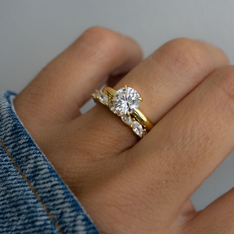 Engagement rings round gold