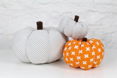 DIY Easy Fabric Pumpkin – Made to Sew How To Make A Pumpkin, Fabric Turkey, Pumpkins Diy, Pumpkin Tutorial, Halloween Sewing Projects, Halloween Sewing, Large Pumpkin, Sewing Courses, Fun Fabric