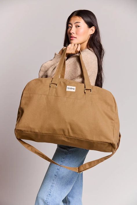 Le sac de voyage Yves Sac de voyage XL en coton bio de couleur Cannelle Yves, c’est le grand sac de voyage format XL dans lequel on met absolument toutes ses affaires. Ultra solide, il vous accompagne en vacances dans vos voyages en voiture, en train ou en avion (en bagage en soute). Avec ses anses et sa grande bandoulière ajustable, il se porte facilement à la main ou à l'épaule. Vous pourrez glisser vos essentiels à avoir à portée de main dans ses multiples poches et sa fermeture éclair assure Cotton Travel Bag, Checked Baggage, Cinnamon Color, Sac Week End, Changing Bag, Backpack Tote Bag, Computer Bags, Sport Bag, Tote Backpack