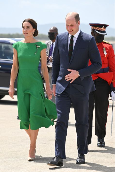 Royal Blue Accessories, Stuart Weitzman Wedges, Herzogin Von Cambridge, Princesse Kate Middleton, Jenny Packham Dresses, Visit Jamaica, Royal Portraits, Midi Pencil Dress, Her Majesty The Queen