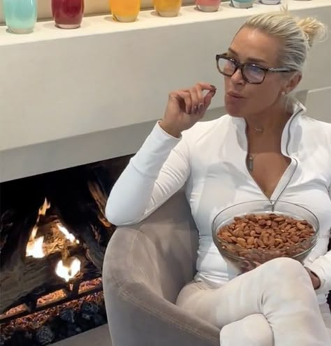 Almond Mum Aesthetic, Yolanda Hadid Diet, Lululemon Mom, Yolanda Foster Style, Almond Daughter, Mom Aesthetic Outfit, Almond Mom, House Fragrance, Bad Celebrity Plastic Surgery