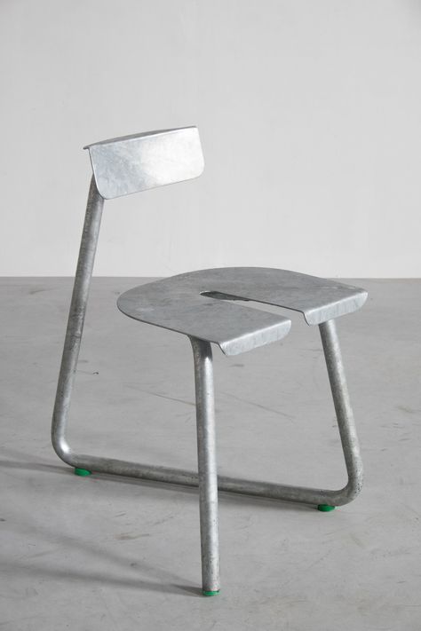 The Sort-of One-Legged, Sort-of Nesting SPC Chair Aluminium Furniture Design, Sheet Metal Chair, Steel Chair Design, Metal Chair Design, Aluminium Chair, Steel Stool, Chaise Metal, Metal Chair, Brass Door Handles