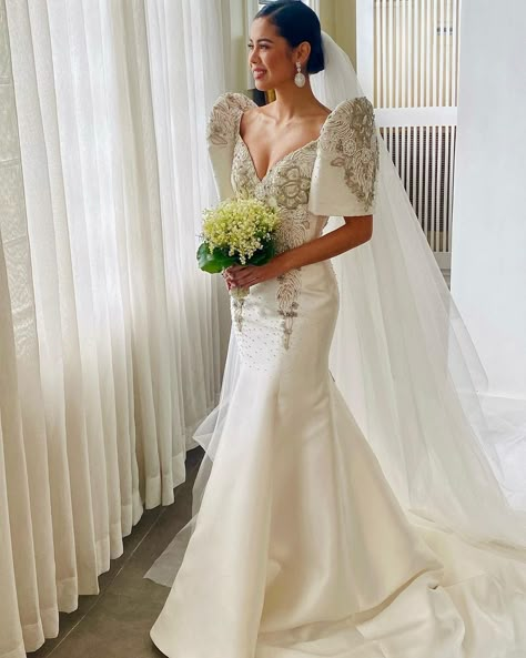 Everything You Need To Know About Ella Pangilinan's Designer Wedding Gown | Metro.Style Filipina Wedding Dress Bridal Gowns, Filipinas Wedding Dress, Filipiniana Bridal Gown, Filipina Wedding Dress Traditional, Filipina Wedding Gown, Wedding Dresses Filipiniana, Wedding Dress Filipiniana, Ella Pangilinan Wedding, Filipiñana Wedding Gown Modern