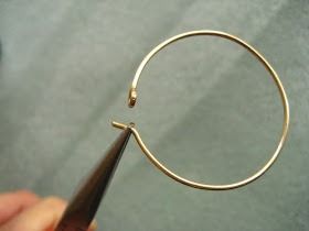 not enough time for everything: how-to -hammered hoop earrings- Making Hoop Earrings Wire Jewelry, How To Make Wire Hoop Earrings, Diy Bead Hoop Earrings, How To Make Hoop Earrings Tutorials, Diy Gold Hoop Earrings, Diy Wire Hoop Earrings, Wire Hoop Earrings Diy, How To Make Hoop Earrings, Wire Earrings Tutorial