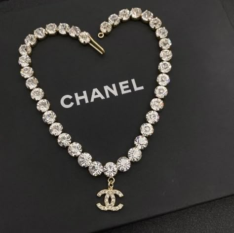 قلادات متدلية, Royal Elite, Chanel Necklace, Expensive Jewelry Luxury, Bling Necklace, Jewelry Accessories Ideas, Dope Jewelry, Jewelry Fashion Trends, Chain Fashion